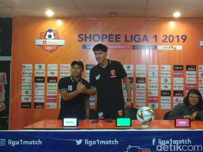 Pelatih Perseru Badak Lampung, Milan Petrivic, optimistis menatap Borneo FC. (Foto: Suriyatman/detikcom) Pelatih Perseru Badak Lampung, Milan Petrivic, optimistis menatap Borneo FC. (Foto: Suriyatman/detikcom)