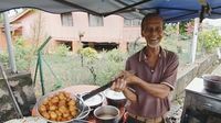 Kakek 73 Tahun Ini Jual Kue Murah Untuk Hidupi 12 Anaknya