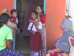 Isak Tangis Orang Tua Siswa Pecah di SDN Pasuruan yang Atapnya Ambruk