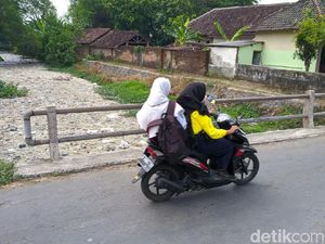 Limbah yang Cemari Sungai Ledeng di Mojokerto Dibuang Lewat Parit