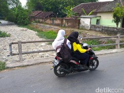 Limbah yang Cemari Sungai Ledeng di Mojokerto Dibuang Lewat Parit