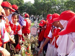 Ajak Anak SD-SMP Ziarah di TMP Kalibata, Kemensos: Agar Paham Jasa Pahlawan
