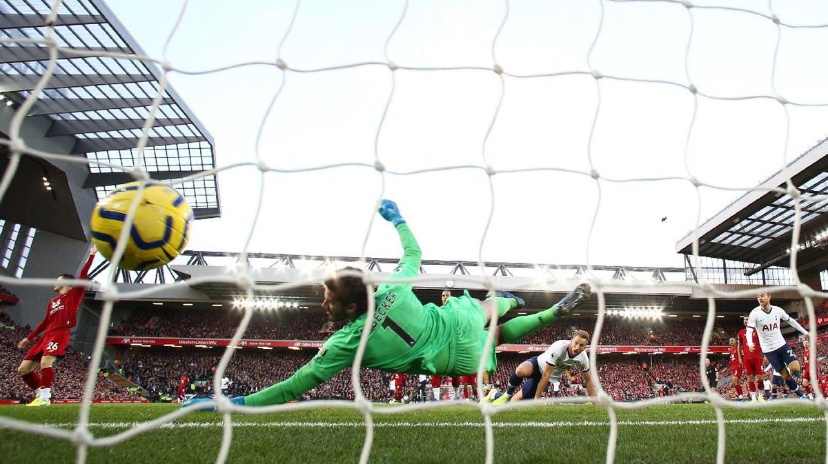 Alisson frustrasi karena Liverpool kebobolan melulu. (Foto: Jan Kruger / Getty Images)