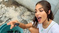 Usai Foto Berani, Olivia Culpo Main Penyu di Bali