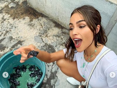 Usai Foto Berani, Olivia Culpo Main Penyu di Bali
