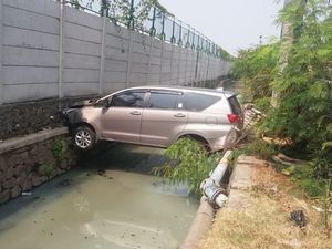 Sopir Ngantuk, Mobil Nyangkut di Parit Kalideres Jakbar