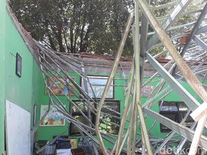 Gedung SDN Gentong di Pasuruan Ambruk, Dua Tewas, Belasan Luka-luka Gedung SDN Gentong di Pasuruan Ambruk, Dua Tewas, Belasan Luka-luka