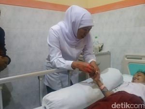 Gubernur Khofifah Melayat dan Jenguk Korban SDN Gentong Ambruk
