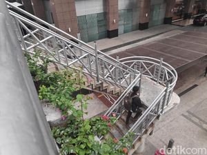 Koalisi Pejalan Kaki Tak Masalah JPO di Sudirman Tak Beratap