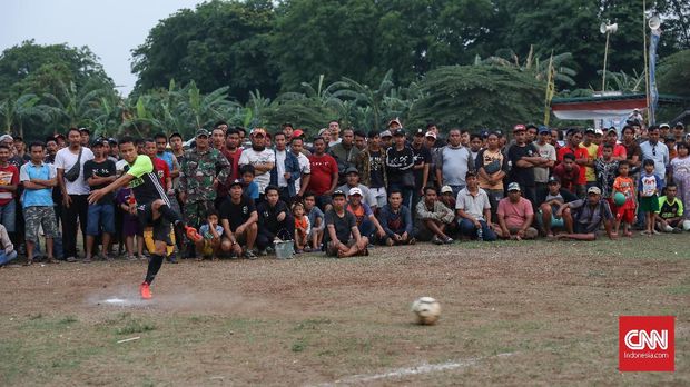 Dukun Tim Sebagai Pemain ke-13 Sepakbola Tarkam