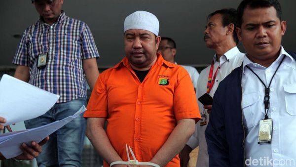 Parah! Pria Ini Palsukan Nomor Pelat Mobil Hingga Gelar Pendidikan