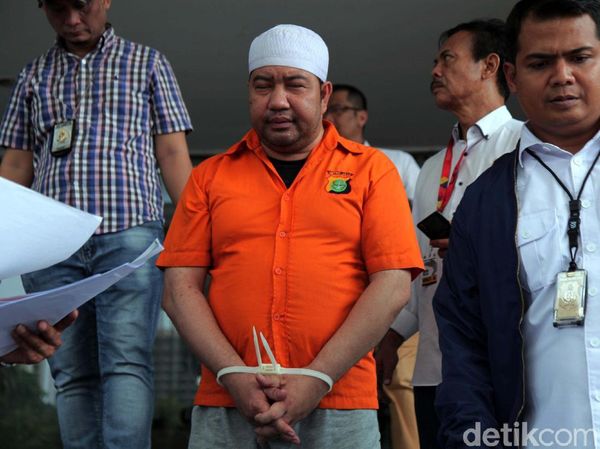 Parah! Pria Ini Palsukan Nomor Pelat Mobil Hingga Gelar Pendidikan