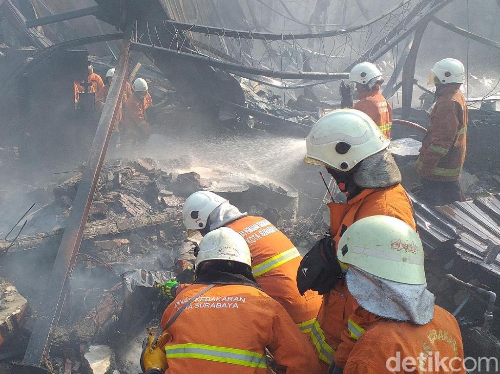 Terbakar Hebat, Pabrik Tinta di Surabaya Ambruk Terbakar Hebat, Pabrik Tinta di Surabaya Ambruk