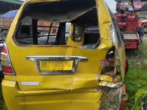 Truk Tabrak Angkot di Medan, 3 Penumpang Terluka