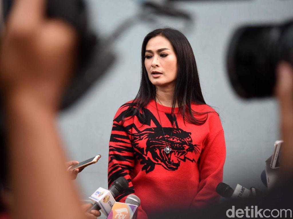 Kata Iis Dahlia soal Putrinya Cibir Saipul Jamil Terkait Kemenangan Claudia Kata Iis Dahlia soal Putrinya Cibir Saipul Jamil Terkait Kemenangan Claudia