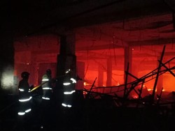 Sudah 5 Jam, Petugas Damkar Masih Sisir Titik Api di Gedung Kosong Hailai