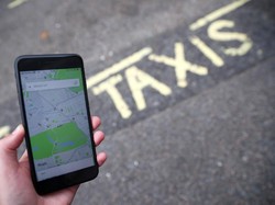 Pengemudi Molor, Perempuan Ini Nyetir Sendiri Taksi Online yang Dipesannya