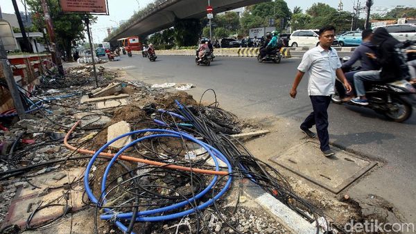 Kabel Semrawut di Sisi Jalan Salemba Makin Menjadi-jadi
