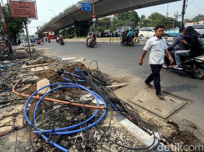 Kabel Semrawut di Sisi Jalan Salemba Makin Menjadi-jadi