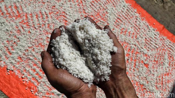 Melihat Pembuatan Garam Gunung di Utara Kalimantan