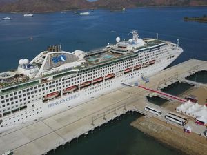 Kapal Cruise Sandar di Gili Mas, Turis Australia Kagum dengan Lombok