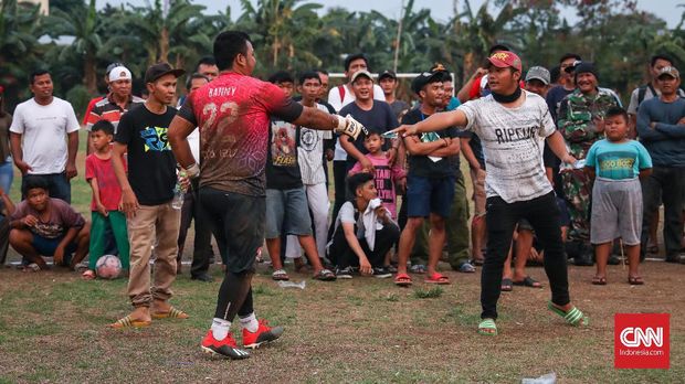 Penonton menyawer uang kepada keeper Putra Betawi usai pertandingan Sparta VS Putra Betawi pada laga Porsegeb Cup IV di Stadion Mini Gebyuran, Joglo, Jakarta Barat, Jumat, 18 Oktober 2019. CNNIndonesia/Safir Makki