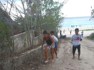 Patut Ditiru Nih, Ada Bule Punguti Sampah di Pantai Sumba