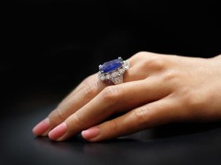 Wanita Ini Dihujat Usai Pamer Foto Cincin Tunangan Sambil Mengemudi