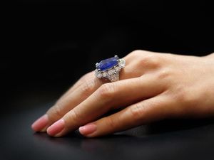 Wanita Ini Dihujat Usai Pamer Foto Cincin Tunangan Sambil Mengemudi Wanita Ini Dihujat Usai Pamer Foto Cincin Tunangan Sambil Mengemudi
