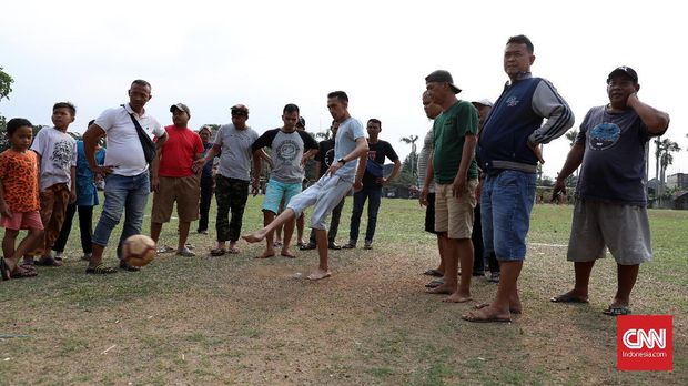 Warga mengadakan taruhan uang sebelum Pertandingan laga Porsegeb Cup IV di Stadion mini Gebyuran, Joglo, Jakarta Barat.