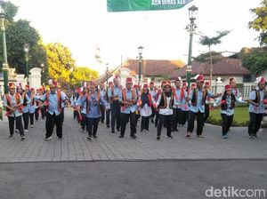 Pegawai Dinas Kebudayaaan DIY Menari Badui di Malioboro