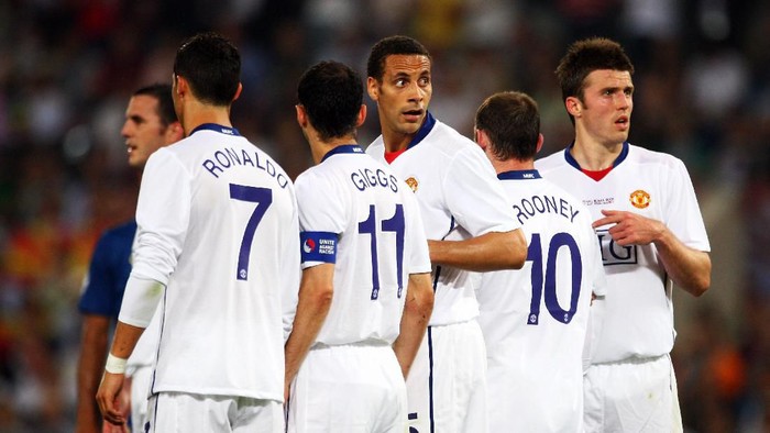 ROME - MAY 27: Rio Ferdinand of Manchester United organizes a defensive wall during the UEFA Champions League Final match between Barcelona and Manchester United at the Stadio Olimpico on May 27, 2009 in Rome, Italy.  (Photo by Laurence Griffiths/Getty Images)