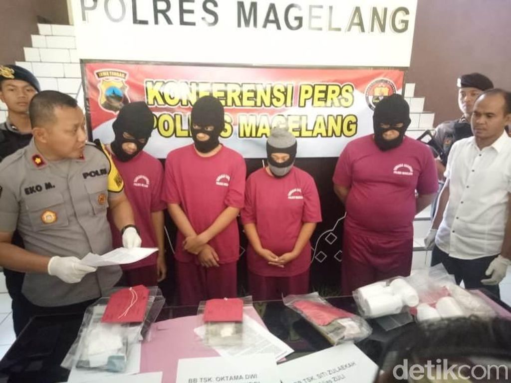 Polisi Bekuk Pengedar Obat Keras, Barang Bukti 11 Ribu Pil Yarindo Polisi Bekuk Pengedar Obat Keras, Barang Bukti 11 Ribu Pil Yarindo