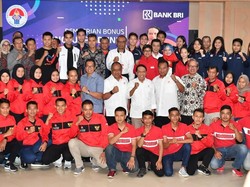 Menpora Beri Penghargaan Atlet & Pelatih Berprestasi Ajang Tunggal