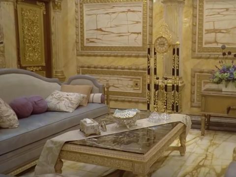 Mengenal Anita, Pemilik Rumah Berlapis Emas dengan 99 Kamar yang Viral