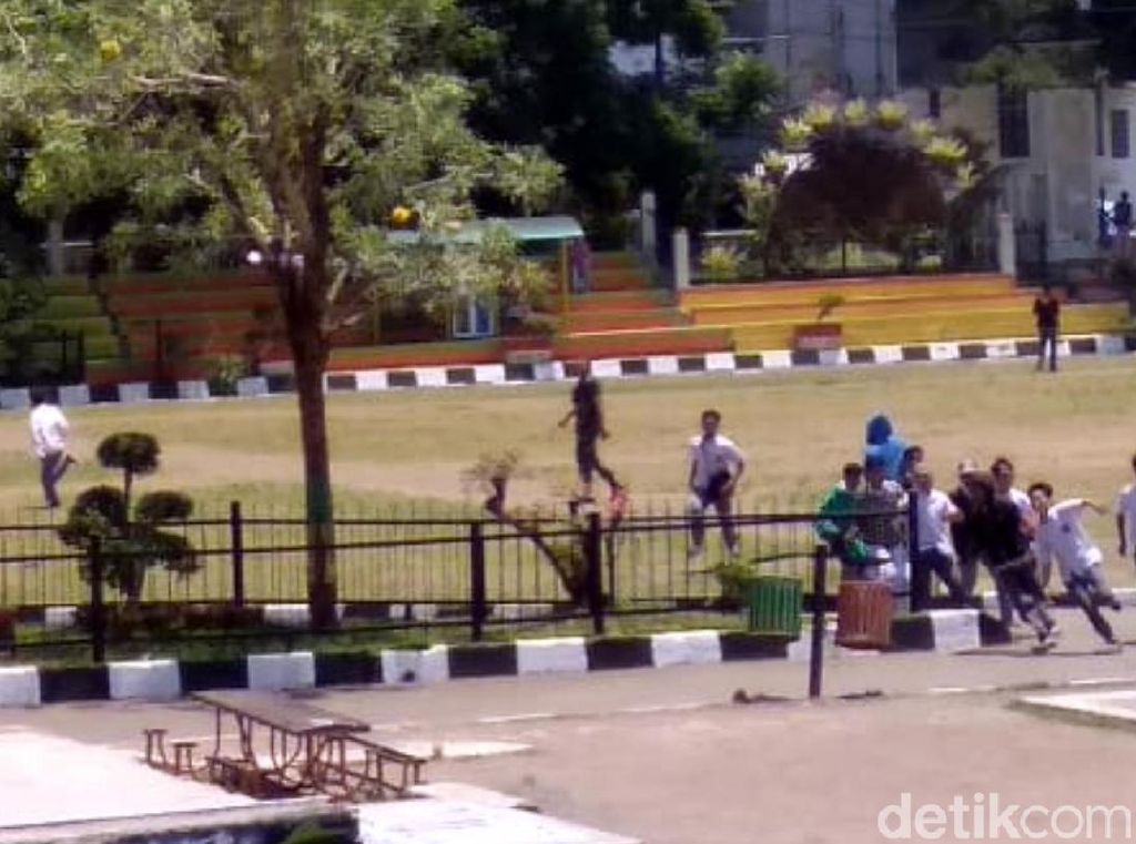 Belasan Pelajar Baku Hantam di Lapang Merdeka Kota Sukabumi Belasan Pelajar Baku Hantam di Lapang Merdeka Kota Sukabumi