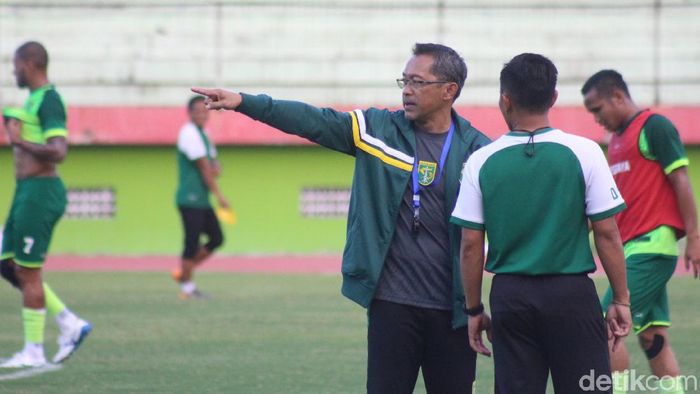 Pelatih Perseaya Surabaya, Aji Santoso, mewanti-wanti anak asuhnya jangan sampai menurun bermain tanpa Bonek. (Foto: Suparno/detikcom) Pelatih Perseaya Surabaya, Aji Santoso, mewanti-wanti anak asuhnya jangan sampai menurun bermain tanpa Bonek. (Foto: Suparno/detikcom)