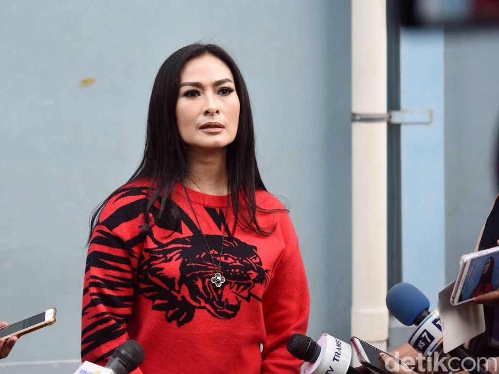 Iis Dahlia Akui Suaminya Pilot Garuda yang Bawa Harley Ari Askhara Iis Dahlia Akui Suaminya Pilot Garuda yang Bawa Harley Ari Askhara
