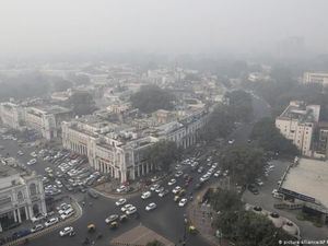 Polusi Udara Terparah, New Delhi Terapkan Aturan Kendaraan Ganjil Genap