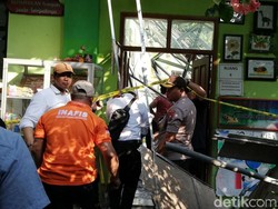 Tim Labfor Polda Jatim Olah TKP SDN Gentong di Pasuruan yang Ambruk