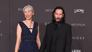 Foto: Momen Mesra Keanu Reeves Gandeng Pacar Setelah Jomblo 35 Tahun