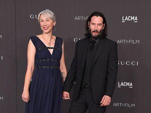Foto: Momen Mesra Keanu Reeves Gandeng Pacar Setelah Jomblo 35 Tahun