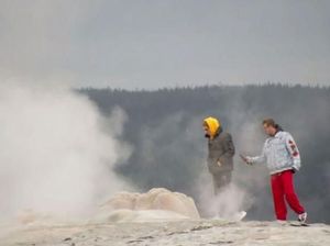 Bahaya! Turis Menantang Maut di Dekat Geyser Mendidih
