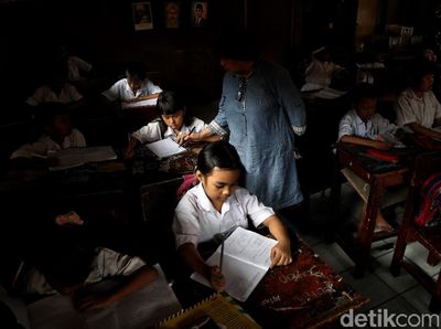 Melihat Sekolah Darurat Ibu Kembar di Utara Jakarta