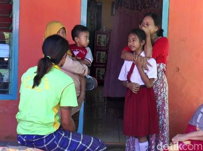 Atap SDN Pasuruan Ambruk, Siswa Syok dan Menangis
