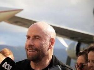 Jhon Travolta Kunjungi Museum Pesawat Yang Akan Tampung Boeing 707 Miliknya Di NSW
