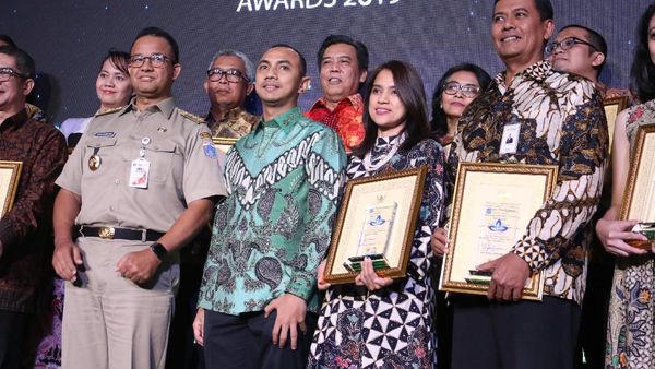 Gubernur Anies Serahkan Padmamitra+ Award 2019