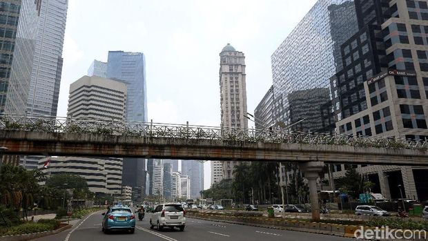 Atap JPO di Sudirman Dicopot, Bagaimana Nasib Pejalan Kaki Jika Hujan?