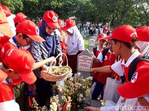 Jelang Hari Pahlawan, Kemensos Gelar Wisata Ziarah Bersama Pelajar