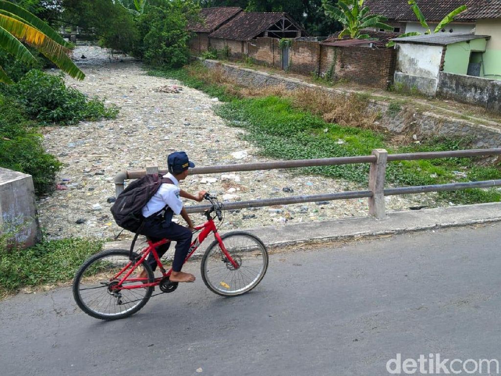 Ini Pemandangan Sungai Ledeng yang Tertutup Sampah dan Limbah Usus Ini Pemandangan Sungai Ledeng yang Tertutup Sampah dan Limbah Usus